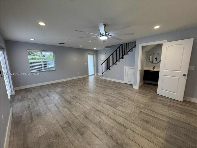 Building Photo - 1315 Royal Palm Dr