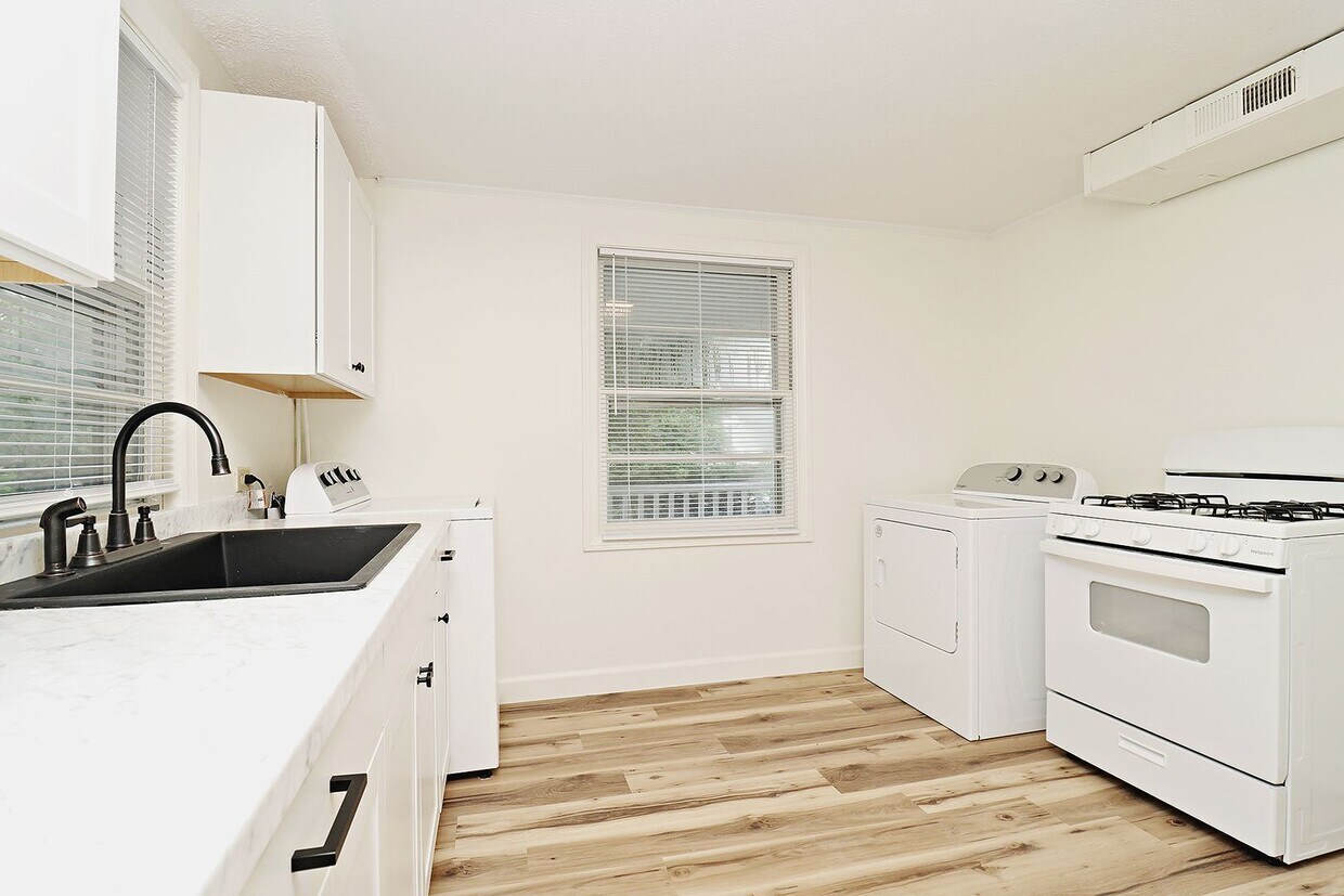 Foto principal - Updated Main-Level Belmont Apartment
