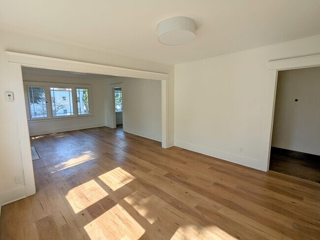 Apartamento espacioso de 1 dormitorio lleno de luz en la planta superior - 718 N Hoover St