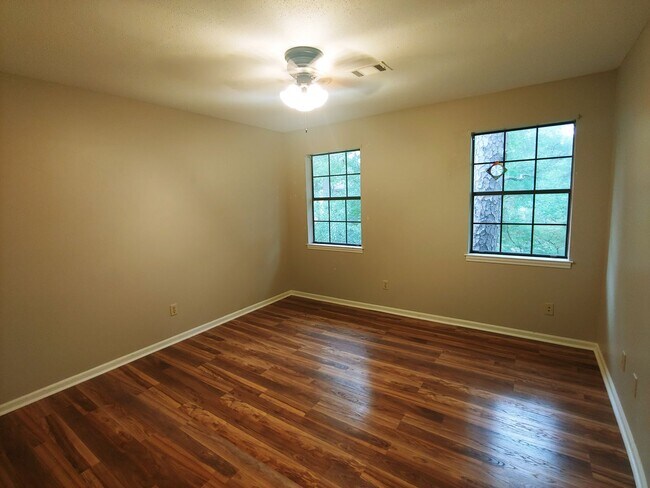 Building Photo - 8 Hickory Ln