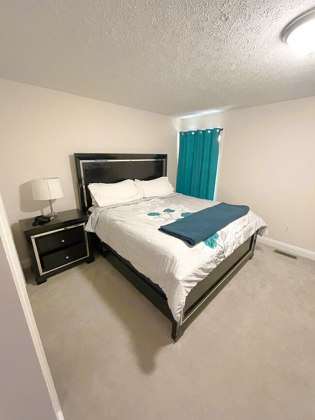 Foto del edificio - Available for the 2026-2027 lease term.