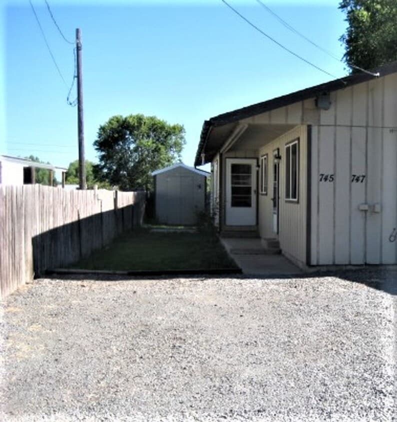 Building Photo - Ash St. Duplex