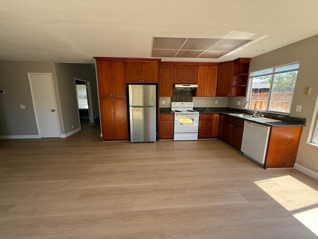 Building Photo - Spacious 3BD 2BA home with large fenced yard