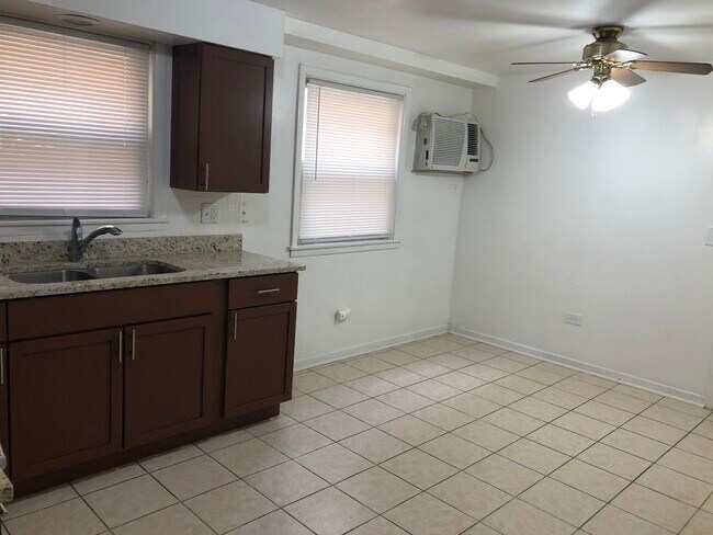 Foto del edificio - 5300 W Addison St