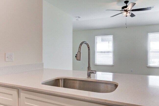Foto del edificio - New Construction-Never Lived in Duplex, Pe...