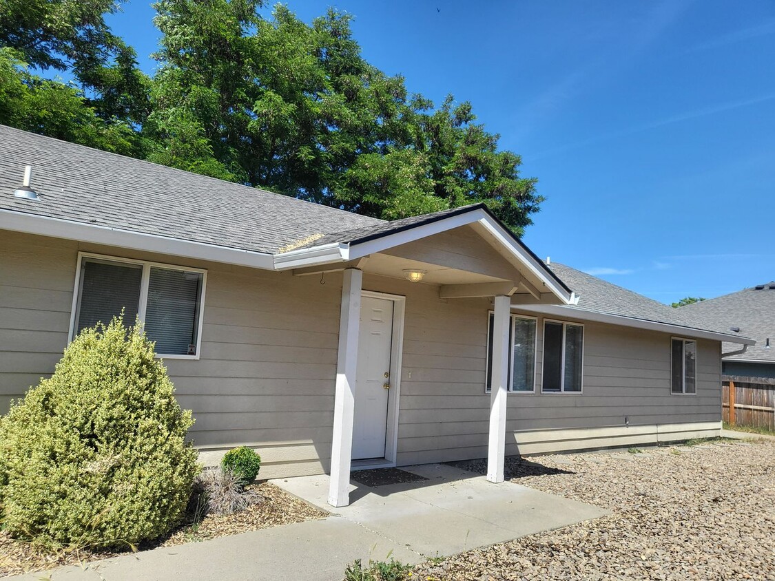 Foto principal - 3 bed 2 bath Home for Rent in Grants Pass