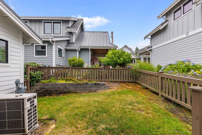 Building Photo - Modern Sammamish Cottage – Light-Filled Living in a Prime Plateau Location