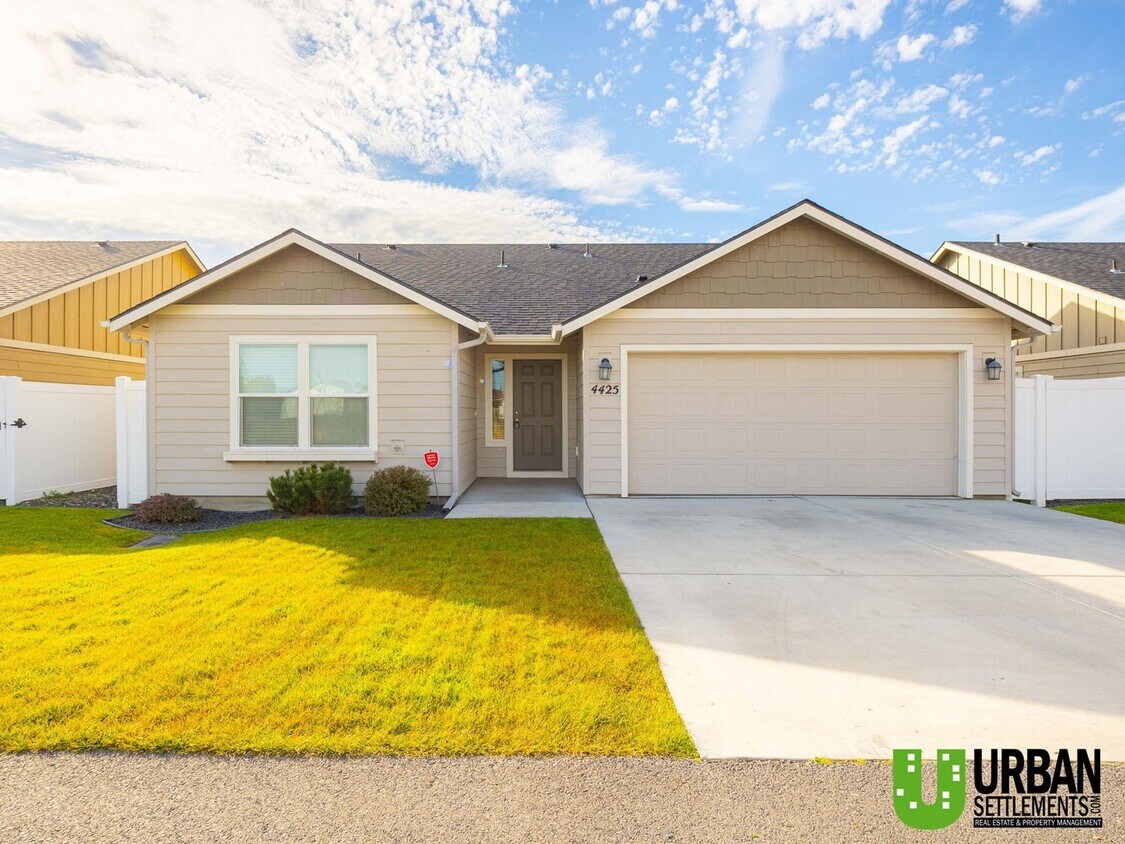 Foto principal - Beautiful Newer 3 Bedroom, 2 Bath Rancher ...