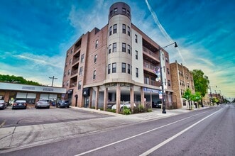 Building Photo - 2515 W Lawrence Ave