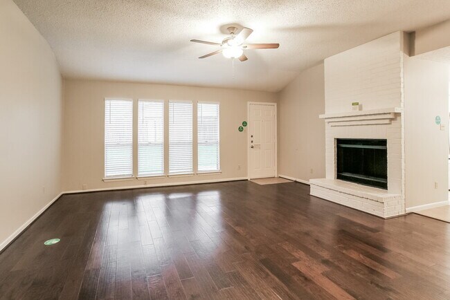Foto del edificio - 18606 Hiddenbay Way
