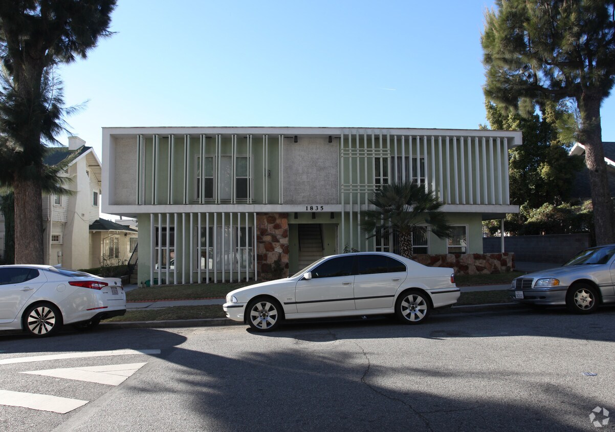 Primary Photo - 1835 N Kenmore Ave
