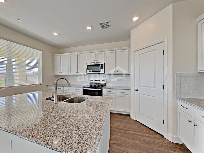 Building Photo - 5949 W Columbine Dr