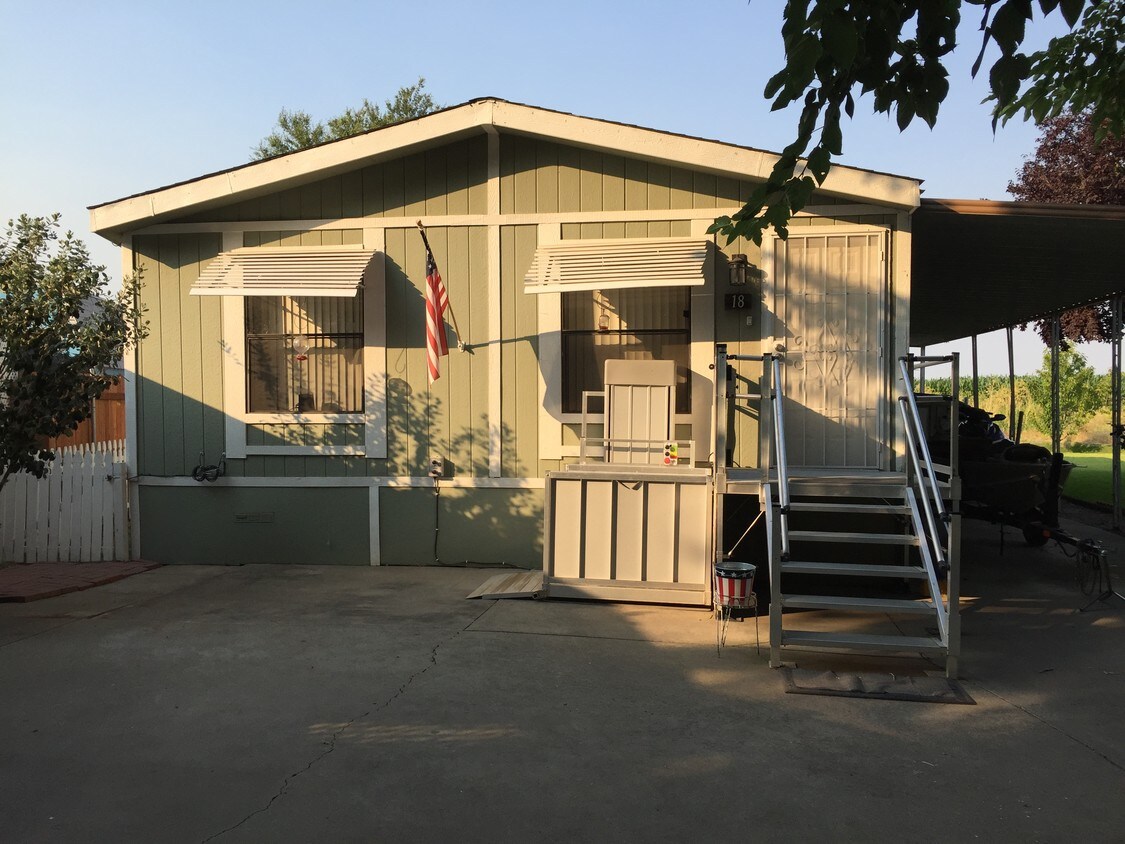 Building Photo - 13955 W Walnut Grove Rd