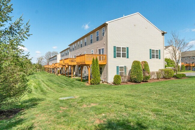 Building Photo - Like New End Unit Town-Home For Rent In Me...