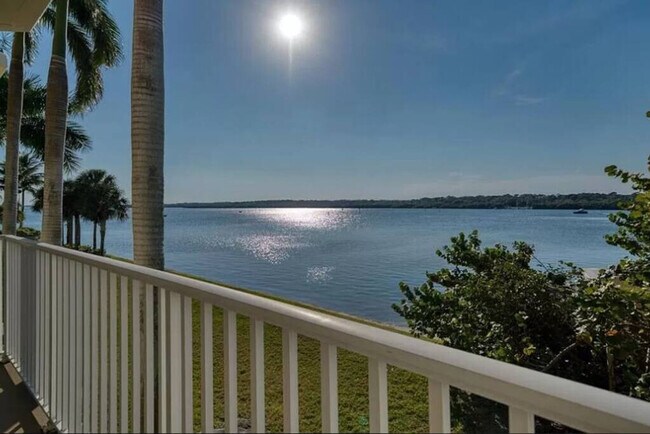 Foto del edificio - 8800 Bay Pines Blvd