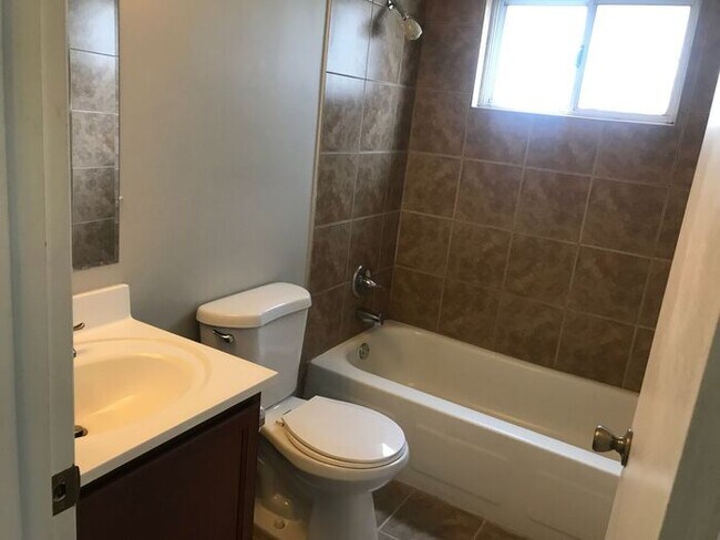 Foto del edificio - Beautifully Remodeled and Spacious - Heat and Water Included