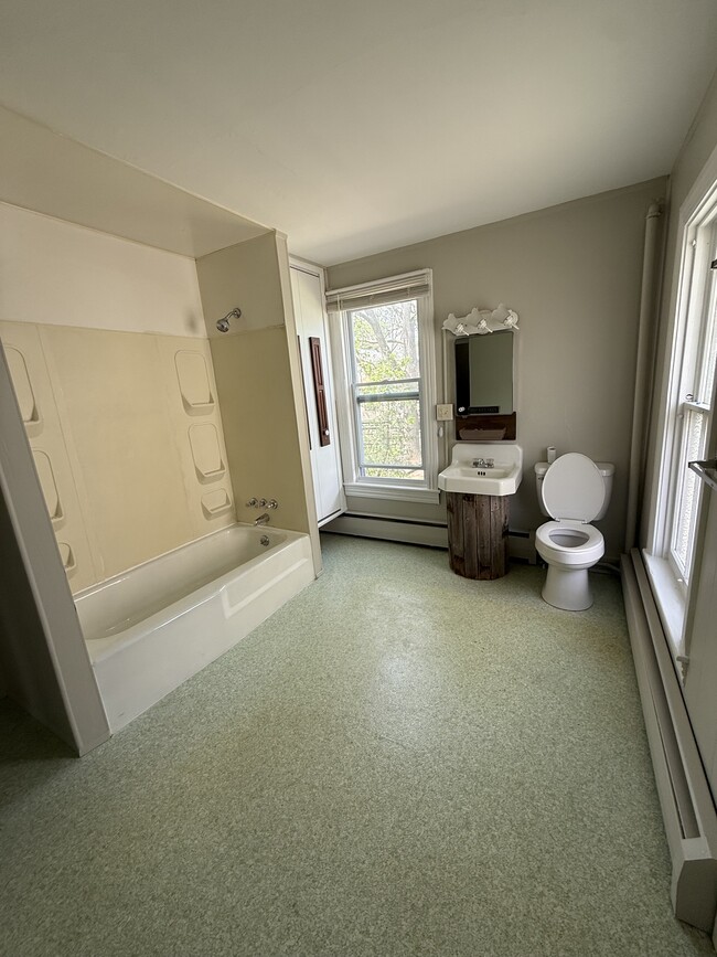 bathroom (2nd floor) - 39 W Sheridan Ave