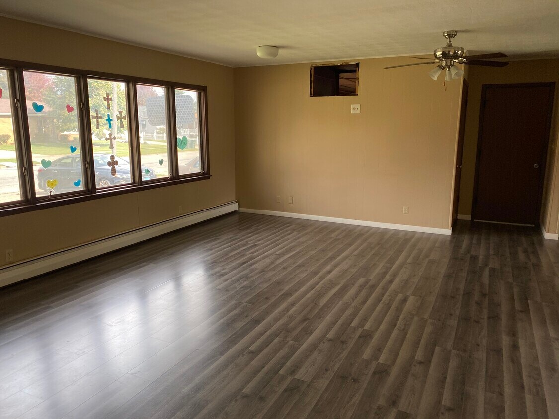 504 E Main St Unit 1, Geneseo, IL 61254 Apartments in Geneseo, IL