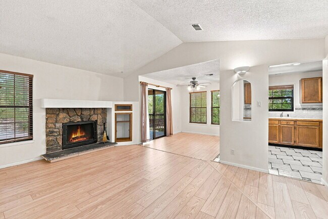 Building Photo - $1,595.95 2 bed, 2 bath located in Lakewood with a washer and dryer