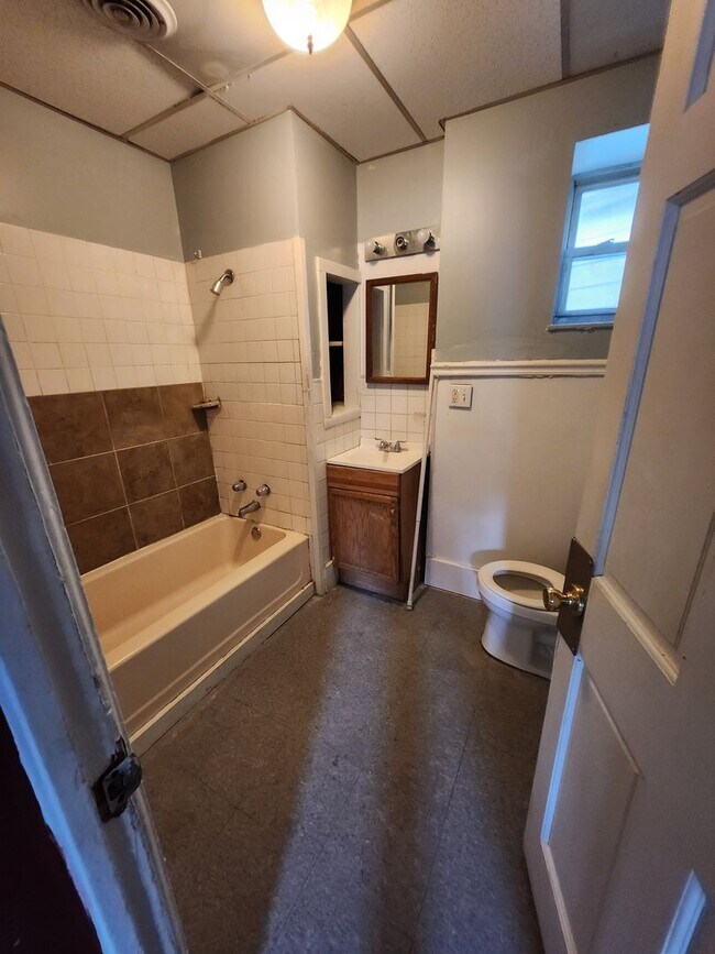 Foto del edificio - Lower 2 bedroom unit