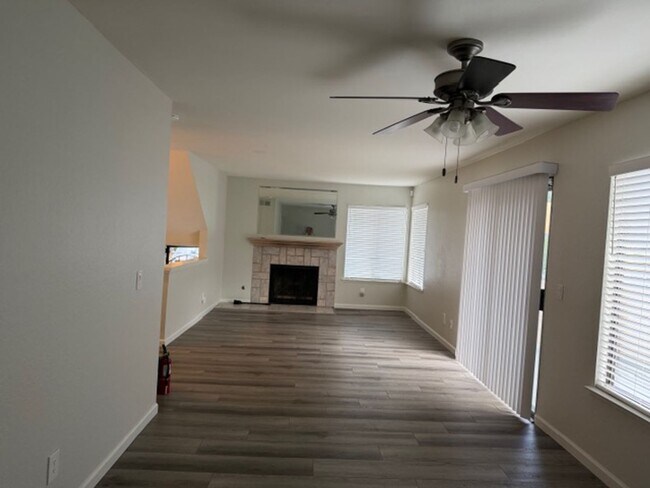 Foto del edificio - BEAUTIFUL 2 BR 2.5 BA TOWNHOUSE RANCHO PENASQUITOS $3300.00