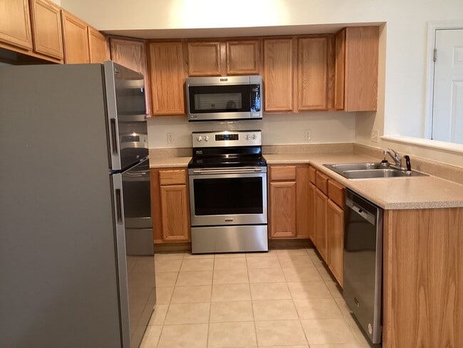 Building Photo - 670 Bassett Dr