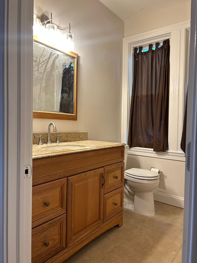 Building Photo - Renovated 2 Bed Apartment 1 block to downtown with Laundry and Central Air