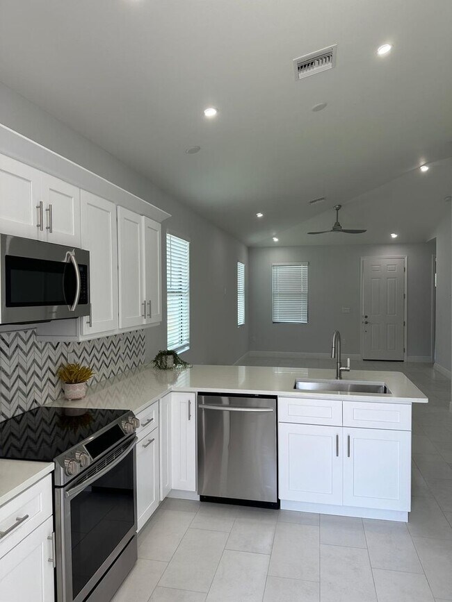 Building Photo - Single Family Home in San Carlos - STUDENTS WELCOME