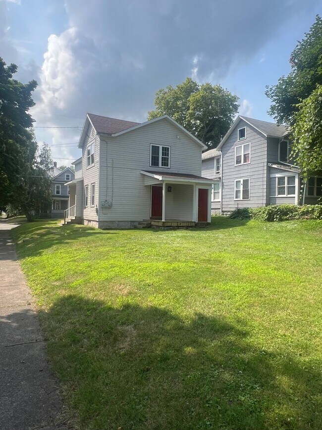 Foto del edificio - 704 W 4TH