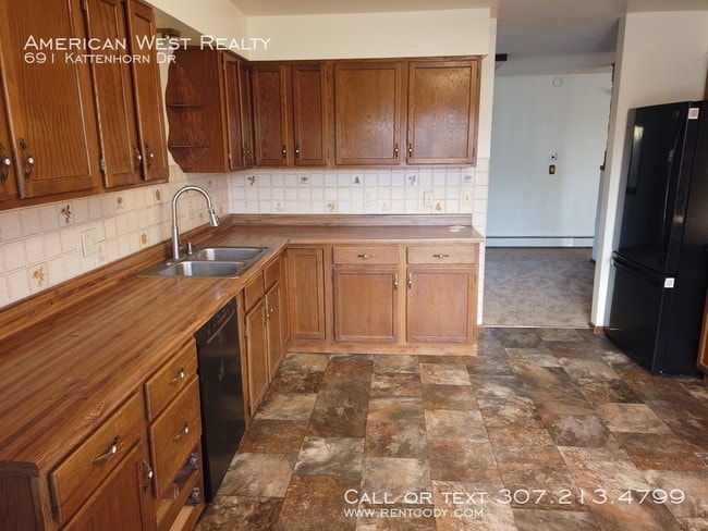 Building Photo - Single-level 2bed/2bath