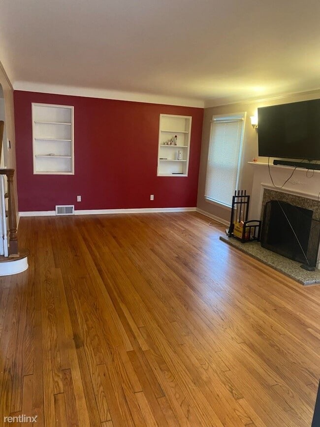 Building Photo - 3 br, 1.5 bath House - 18661 Sorrento St