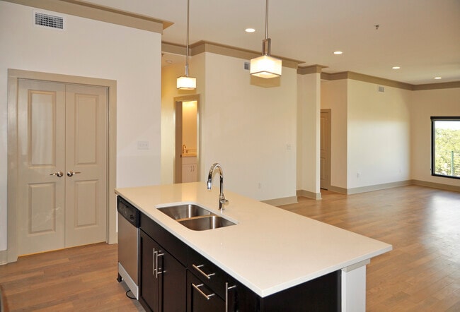 Building Photo - 320 N Carrollton Ave