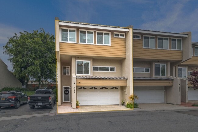 Large townhome in Huntington Beach! - Large townhome in Huntington Beach!