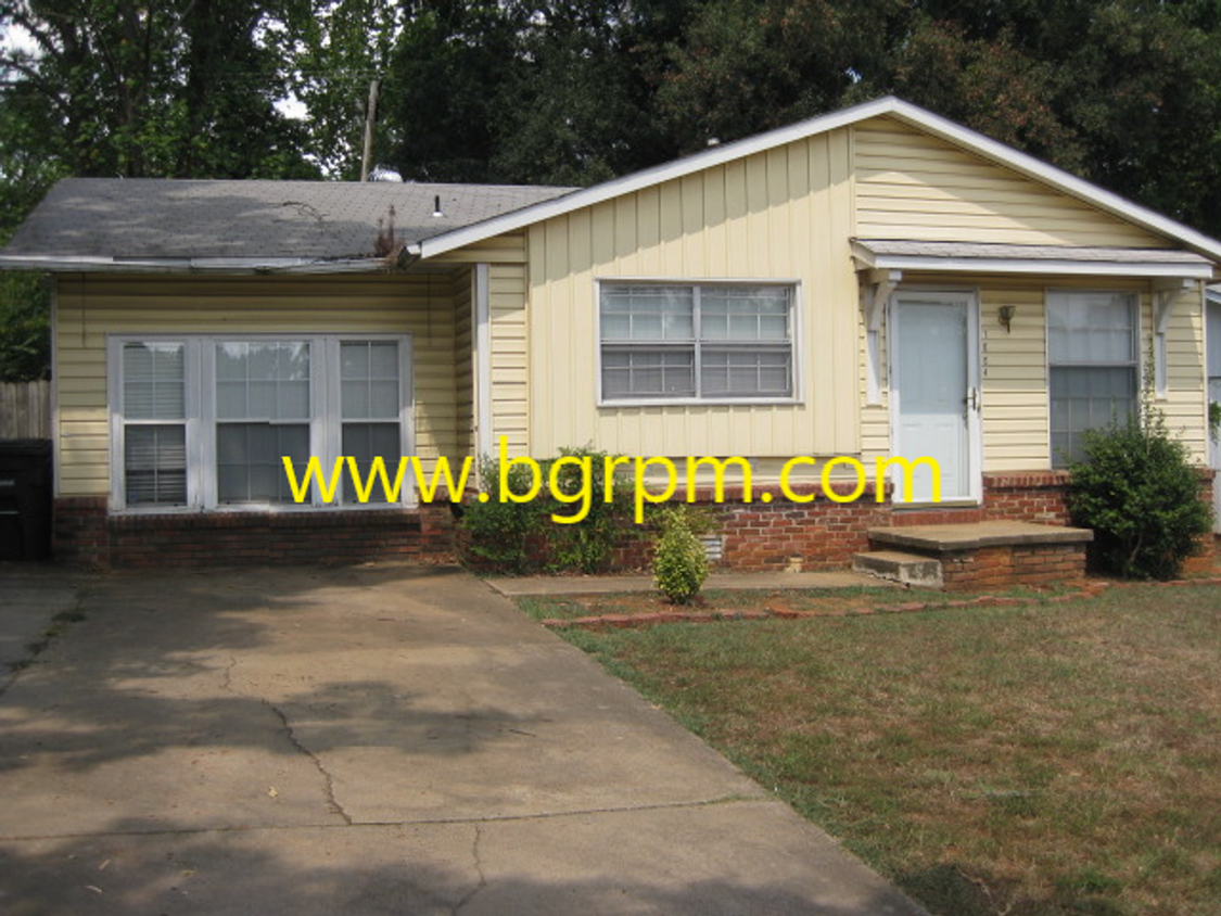 Foto principal - 3 Bd, 1 1/2 BA, home in Jacksonville