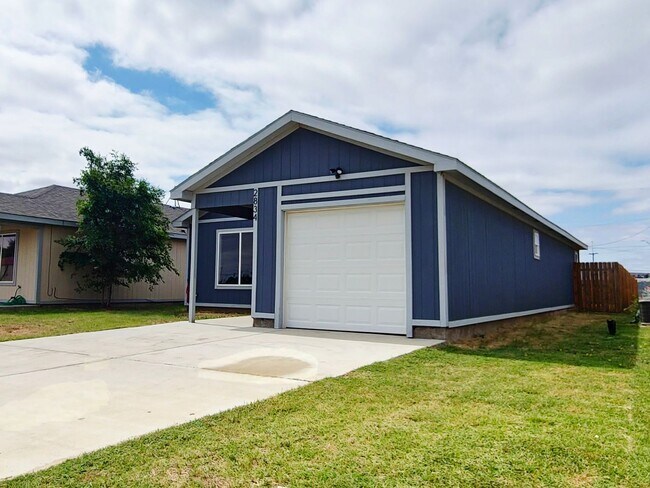 Foto del edificio - Cozy 3 Bed 2 Bath With A Huge Fenced Backyard