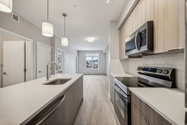 Photo du bâtiment - Discover Your Dream Home at Riverpark Apar...