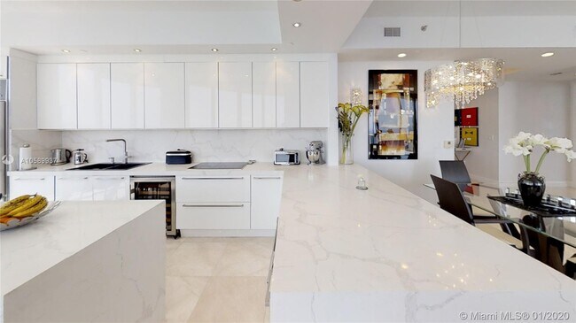 Building Photo - 16001 Collins Ave