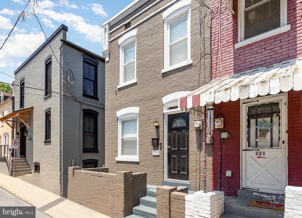 Primary Photo - 219 E Madison St