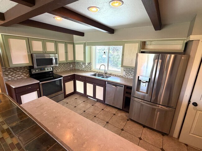 Foto del edificio - Pet Friendly 2 bed 1/5 bath Single Family Home With Fully Fenced Yard and Garage in great neighbo...