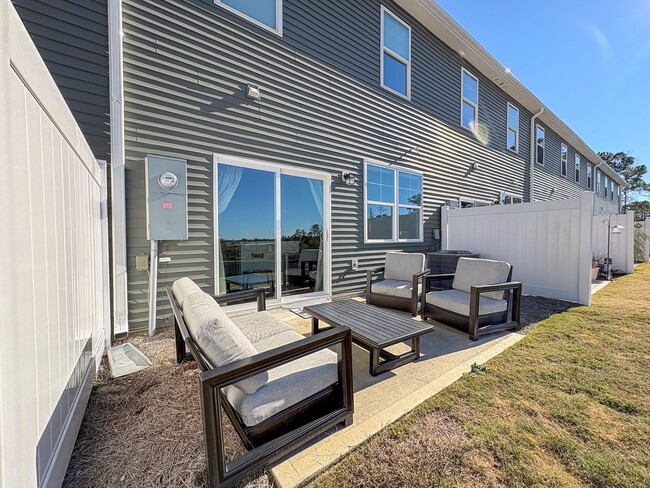 Building Photo - Breathtaking Water Views!