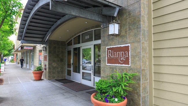 Rianna Apartments Seattle Wa Front Entrance Rianna