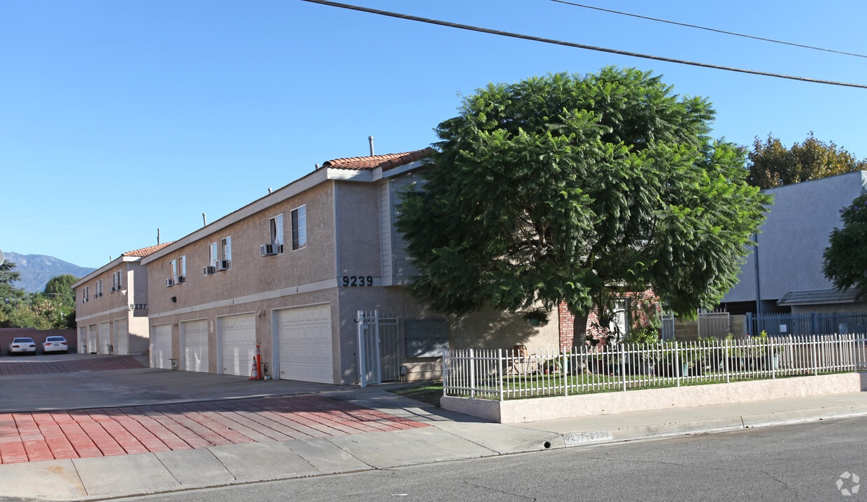Primary Photo - 9233-9239 Ramona Blvd