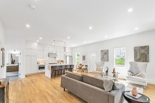 Building Photo - 142 Birch St