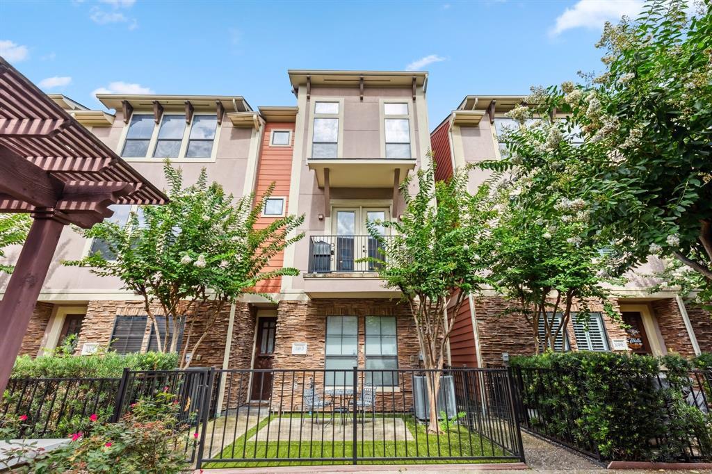 Foto principal - 1049 W 22nd St