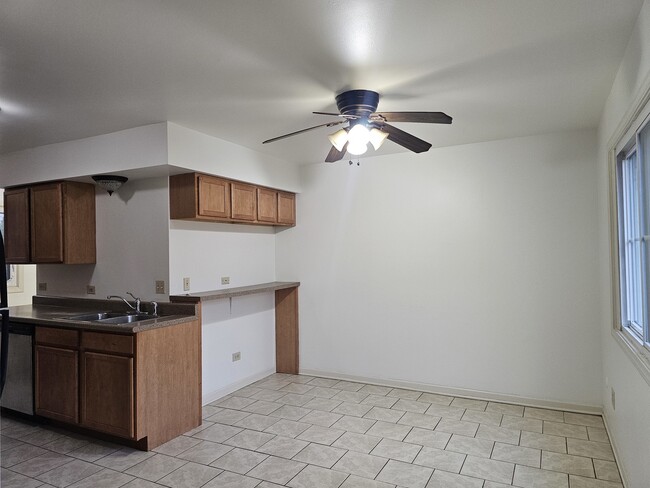 Foto del edificio - 833 Village Quarter Rd