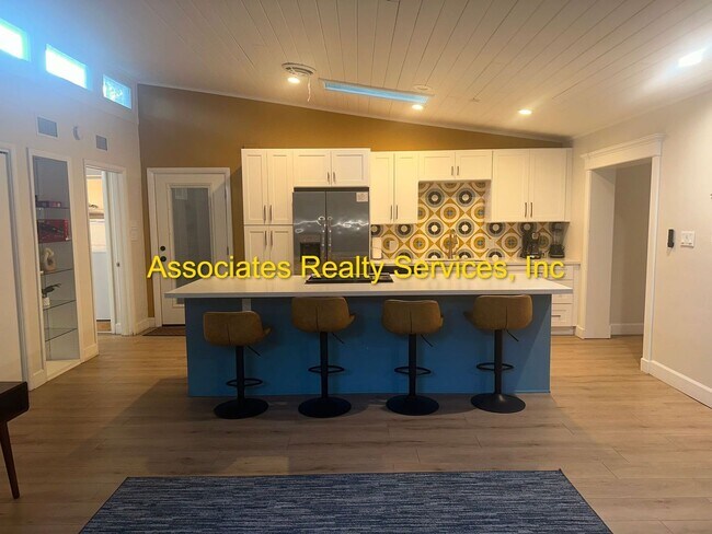 Foto del edificio - 3 Bed/2 Bath Spacious Home in Mason Manor! Screened Porch and Fenced Backyard!!!