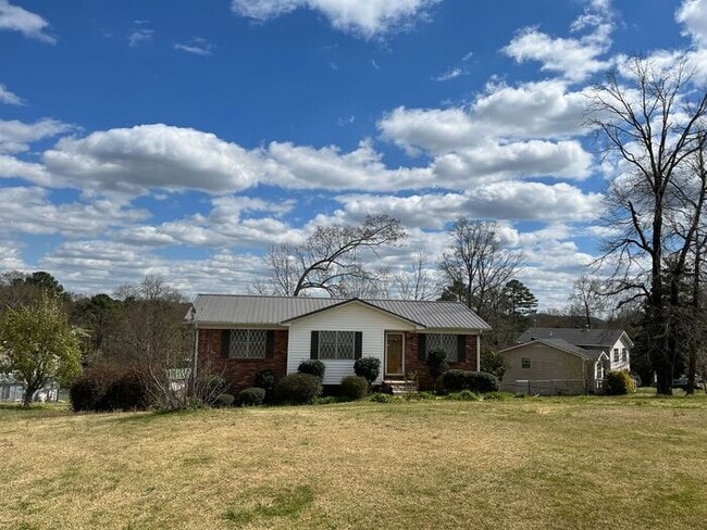Building Photo - Huge 3 bedroom / 1 full bath with 1,128 sq...