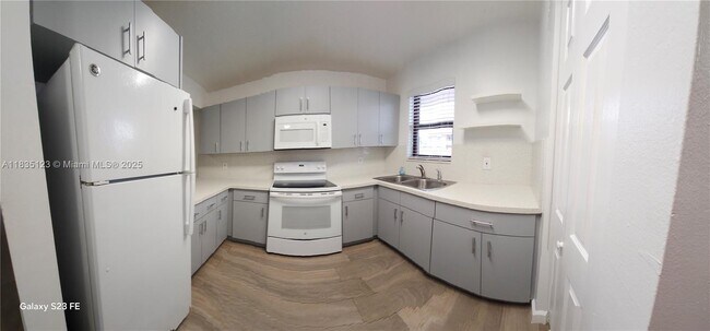 Building Photo - 2325 W 60th St