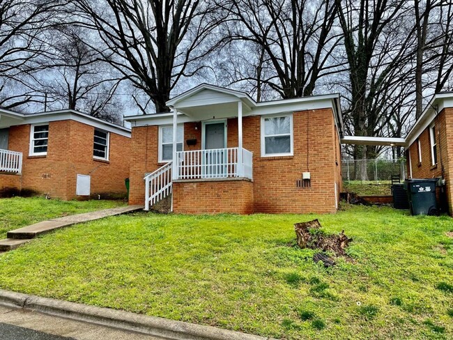 Building Photo - Adorable 2 bedroom 1 bath home . Located i...