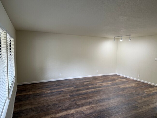 Building Photo - Blossom Valley Townhome